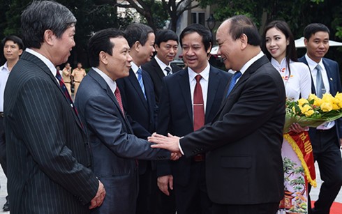 Le PM invite l’université nationale de Hanoï à aller de l’avant dans le start-up - ảnh 1
